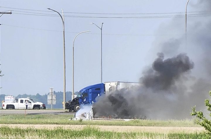 Al menos 15 muertos deja accidente entre camión y microbús en Canadá