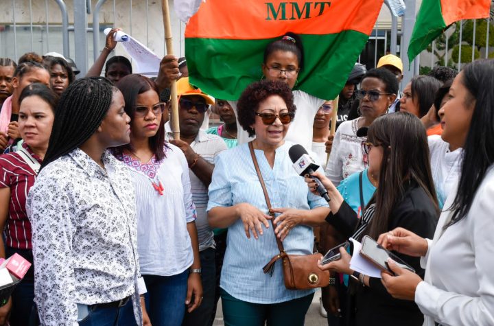 Frente Amplio y Movimiento de Mujeres Trabajadoras protestan frente a Proconsumidor 