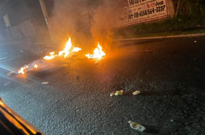 Queman neumáticos en protesta por arreglo de calles en avenida Monumental