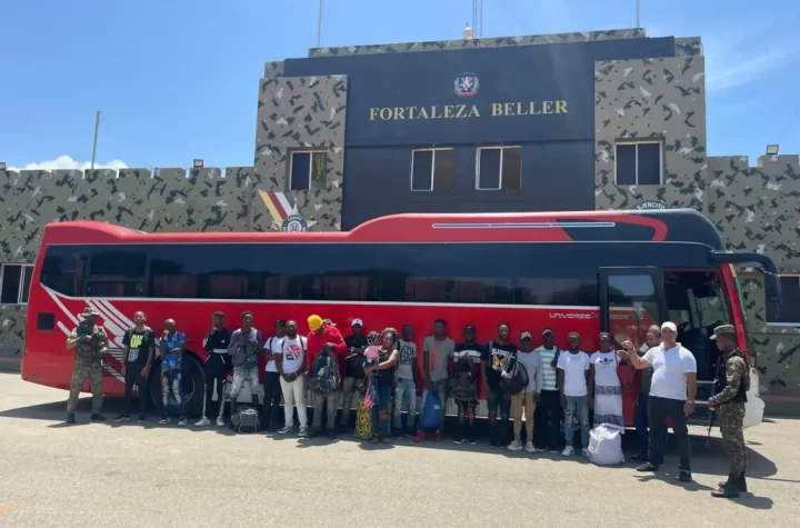 Detienen autobús con un cubano y 18 haitianos que pretendían llegar a Santo Domingo