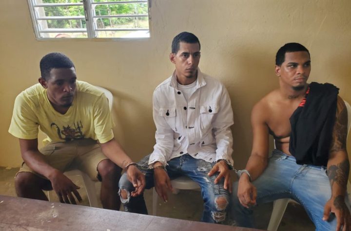 Apresan en Manzanillo tres personas que raptaron hombre por estafarlos con RD0 mil pesos para llevarlos a PR