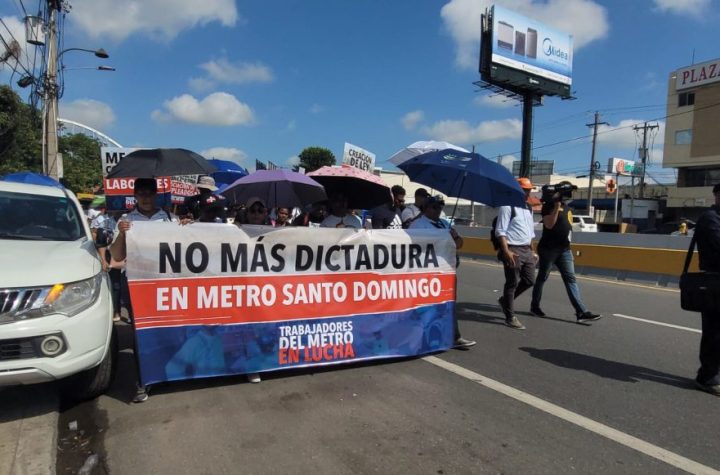 Empleados del Metro marcharon al Palacio Nacional en protesta por mejores condiciones laborales