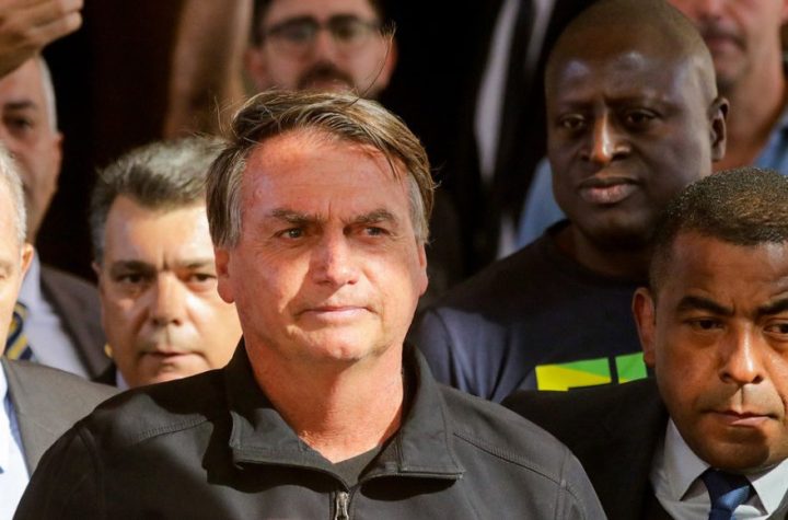 Bloquean cuentas bancarias de Bolsonaro por no pagar multa impuesta durante la pandemia