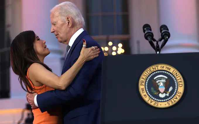 Acusan a Joe Biden de tocar indebidamente a Eva Longoria en la Casa Blanca