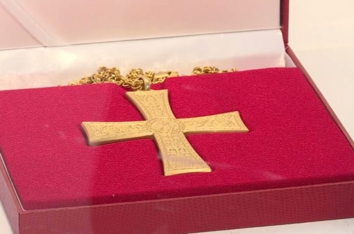 Roban la cruz pectoral de Benedicto XVI de su parroquia de origen en Alemania