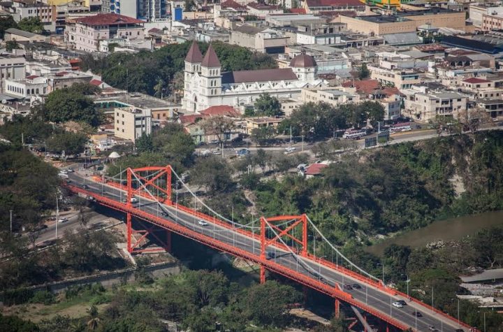 Obras Públicas informa construirá más de 100 puentes en el país