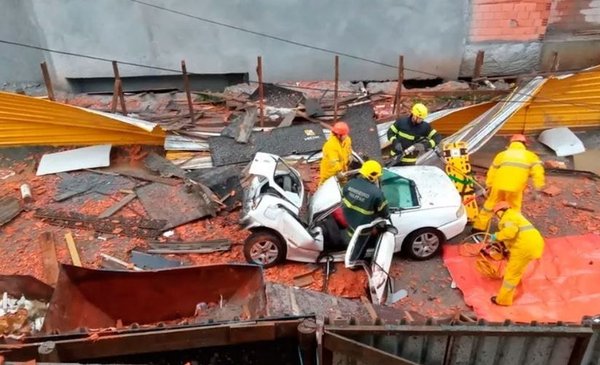 Paso de un ciclón causa daños y deja sin luz a miles de personas en el sur de Brasil