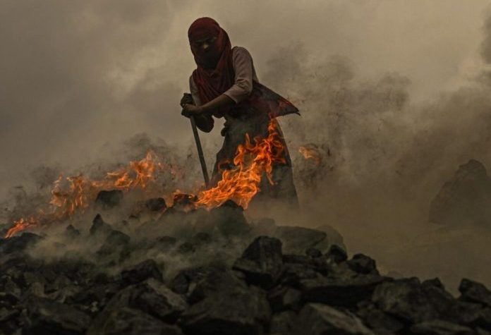 Cien años de incendios convierten unas minas de India en un «infierno»