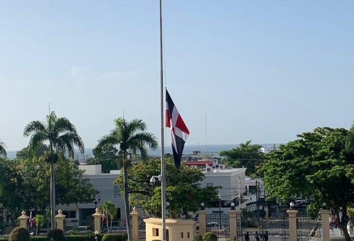 Bandera en Palacio Nacional ondea a media asta por tragedia en San Cristóbal