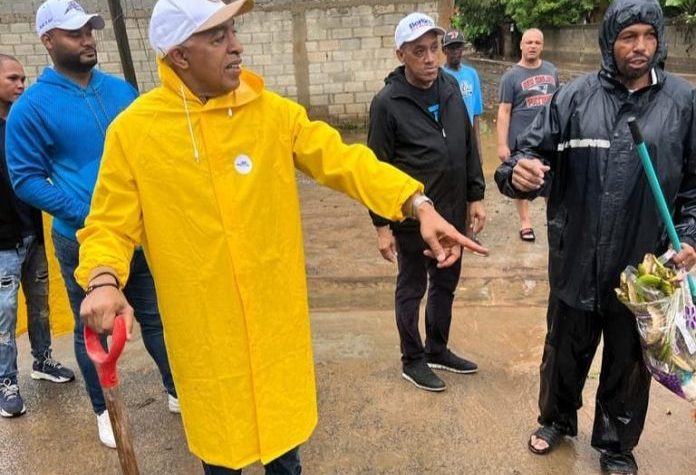 «Drenaje pluvial de SDE es tema grave y pendiente en alcaldía», afirma Bertico Santana