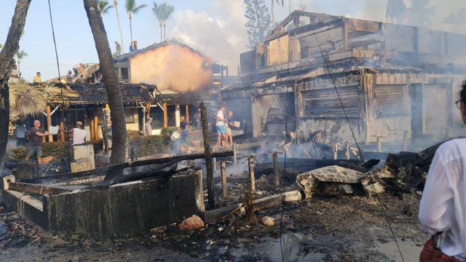 Fuego en Las Terrenas se habría originado en chimenea de restaurante