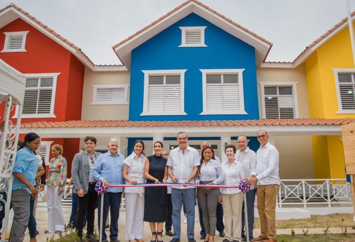 Presidente Abinader inauguró once obras y entregó 64 apartamentos en Bonao, la Vega y Santiago este fin de semana.