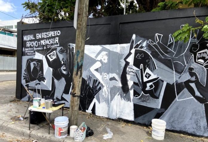 Mexicano pinta mural en honor a víctimas de tragedia en San Cristóbal