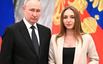 Putin entrega condecoraciones a viudas de militares muertos en Ucrania