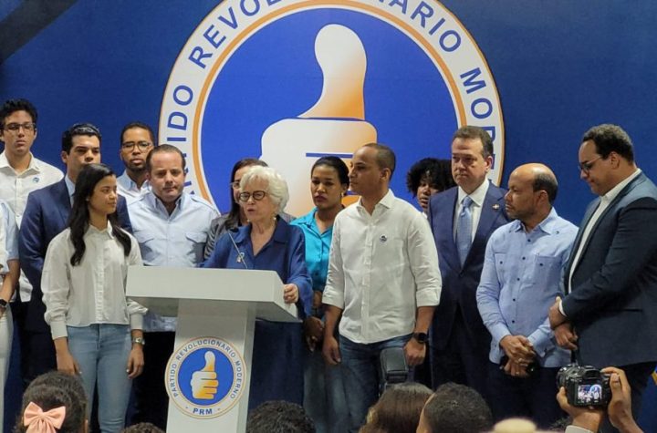 Milagros Ortiz Bosch inscribe precandidatura presidencial del presidente Luis Abinader