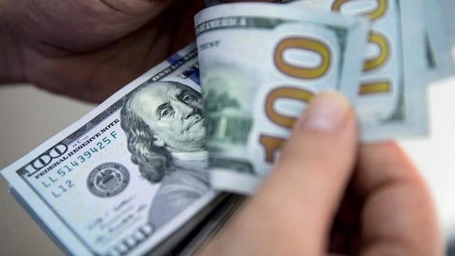 El dólar roza los 56.7 pesos para la venta