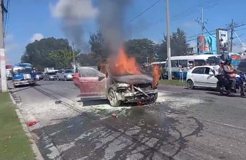 Un automóvil se prende en llamas cerca del área donde Abinader llevará a cabo un evento en SDN