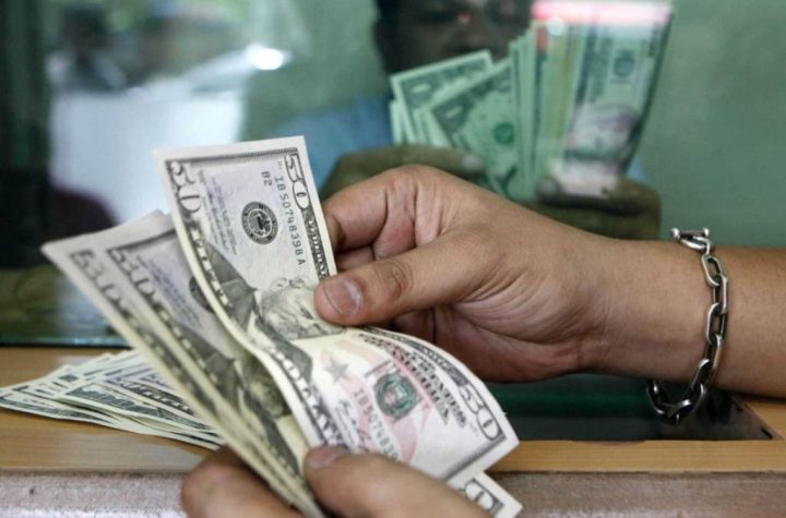 El dólar se mantiene estable para la venta y roza los RD.84