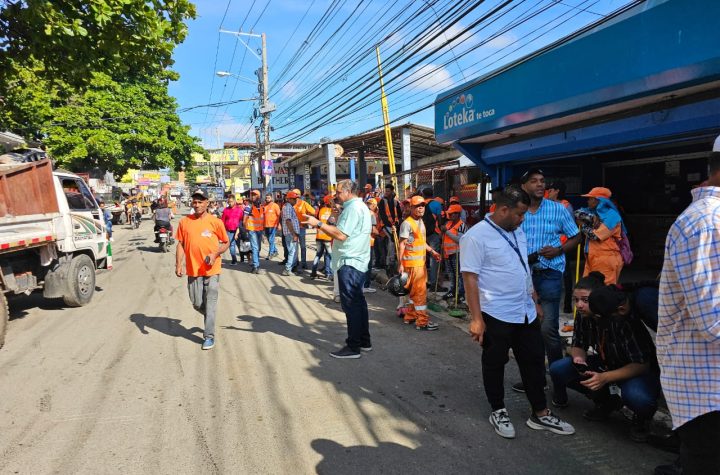 Deligne Ascención: El Gobierno lleva soluciones a problemas que dejaron las lluvias en Santo Domingo Oeste