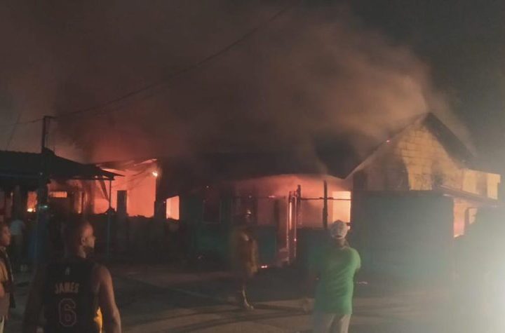 PN investiga incendio consumió cinco viviendas en Montecristi