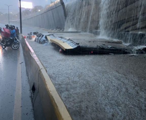 ¡Tenga cuidado! Se derrumba pared del desnivel de la 27 de Febrero con Máximo Gómez