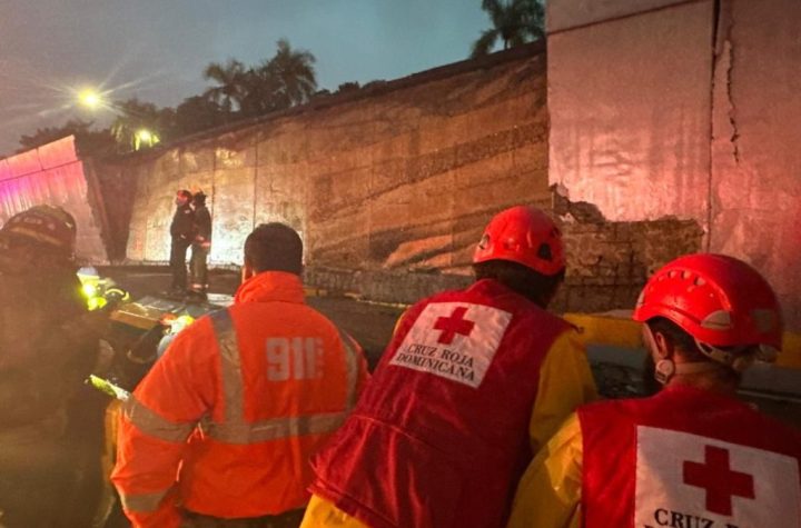 ¡Impactante! Las autoridades informan 9 fallecidos debido al derrumbe de una pared en un paso a desnivel.