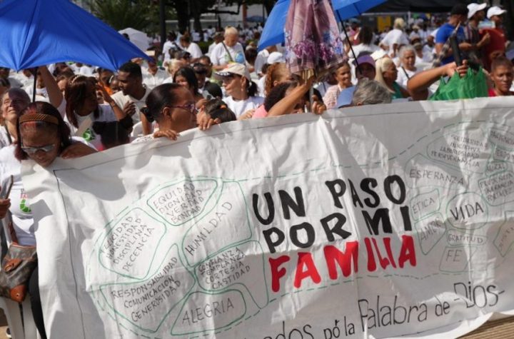 Católicos marchan en Santo Domingo en procura de mayor honestidad para la transformación de la sociedad