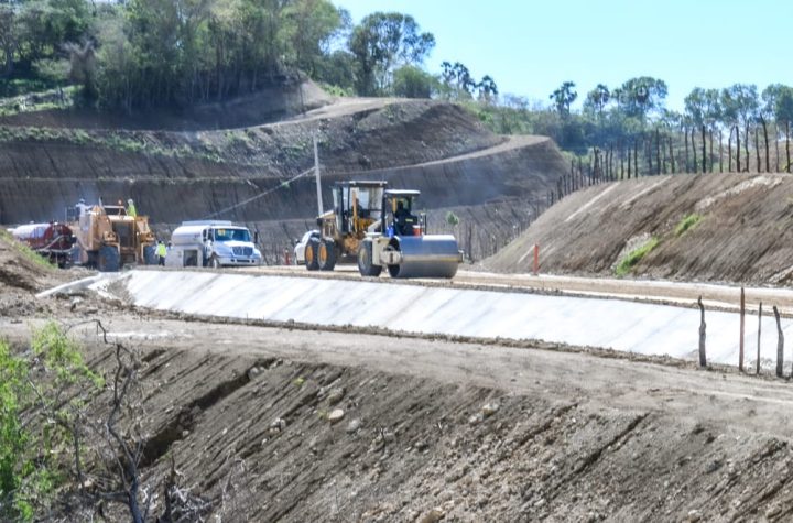 Obras Públicas da toques finales a la carretera que comunica Montecristi y Puerto Plata