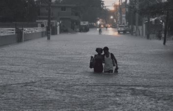 Brigadas del Ministerio de Obras Públicas trabajan en estructuras, calles y avenidas con reportes de inundaciones