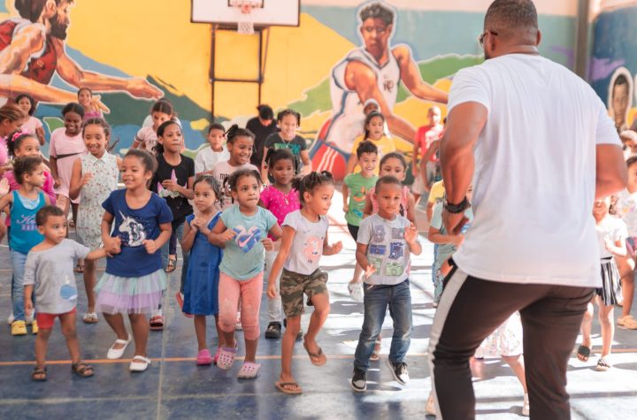 Candidato a regidor Tomas Hungría regala sonrisas a niños con entrega de juguetes en La Yuca