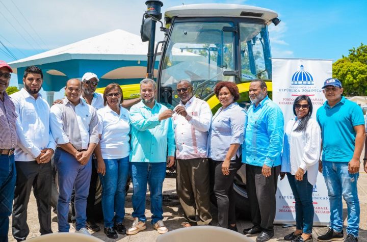 El FEDA apuesta por seguridad alimentaria; entrega tres tractores a productores de plátano en Pedernales.