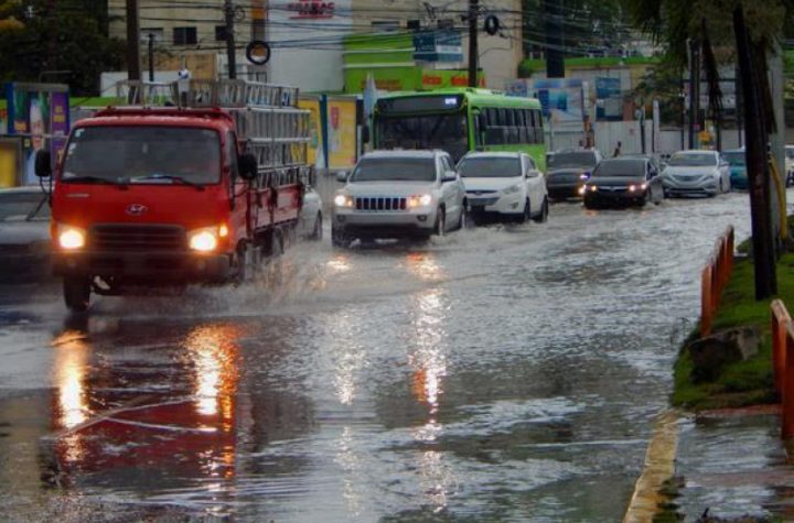 COE mantiene 27 provincias en alerta por vaguada