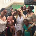 Karol G comparte con munícipes de San Pedro de Macorís en grabación de video