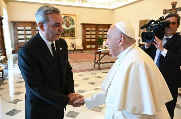 Papa Francisco Felicita al presidente Abinader por su reelección