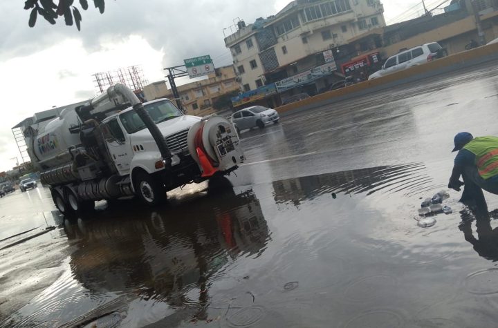 ADN refuerza trabajos preventivos de limpieza de imbornales y filtrantes ante paso de la tormenta tropical Beryl