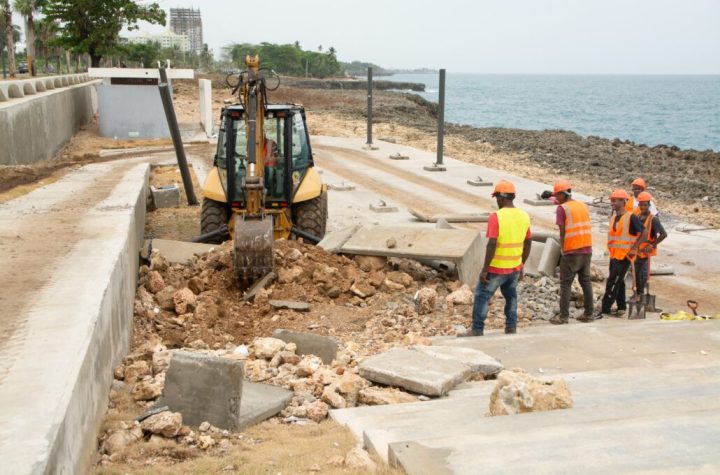 Inician reconstrucción del Malecón Santo Domingo Este tras efectos de huracán Beryl