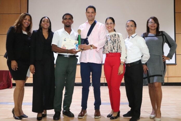 Minerd reconoce a 157 estudiantes de la Regional 15 por sus habilidades en Lengua Española