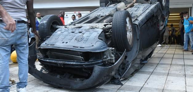 Cae vehículo en supermercado de la avenida 27 de Febrero