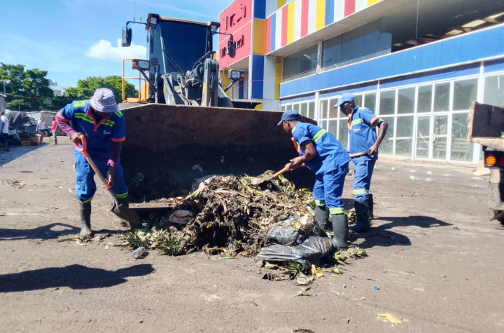 Alcaldía del Distrito Nacional interviene mercado de Villas Agrícolas con gran operativo de limpieza