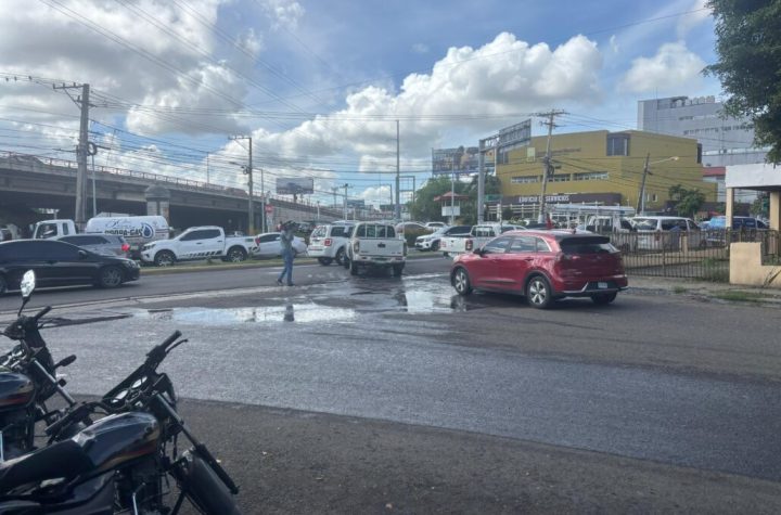 Caos vial y contaminación por desborde de sistema sanitario en intersección de Av. Kennedy y Buenaventura Freites