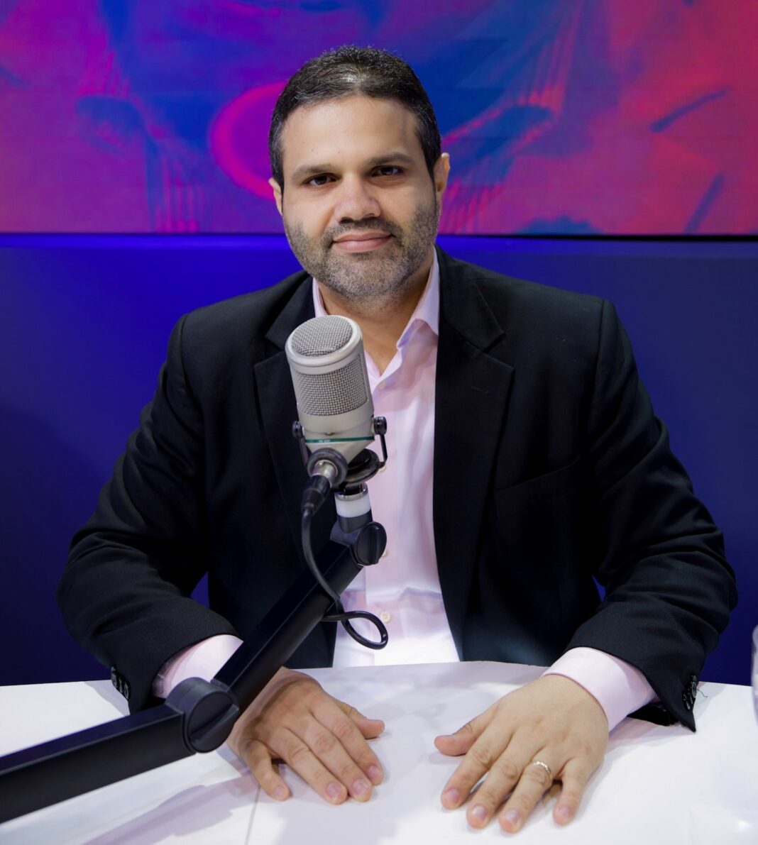 Economista, miembro del PLD contradice afirmaciones de Abinader de que mayoría de préstamos fue para pagar deudas viejas